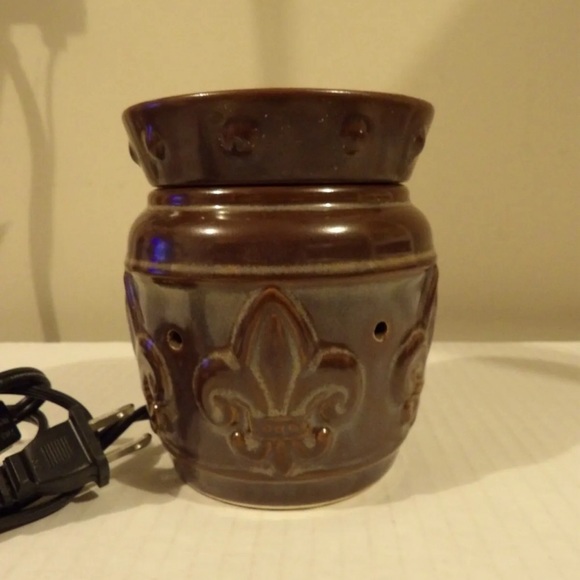 Scentsy Chateau Mid-Size Warmer With Bulb (tested) Retired Fleur De Lis Design - Picture 5 of 8